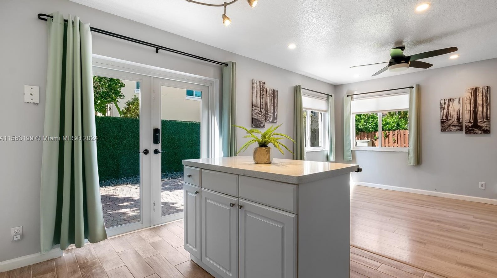 11272 Roundelay Rd, Hollywood FL  33026-1351 exterior