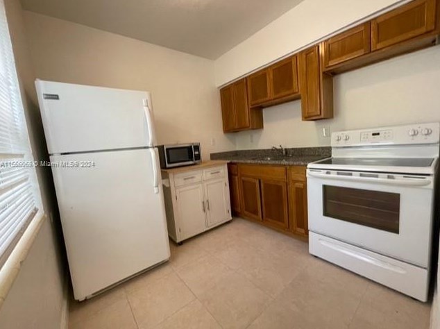 7885 Crespi Blvd, Miami FL 33141-1119 exterior