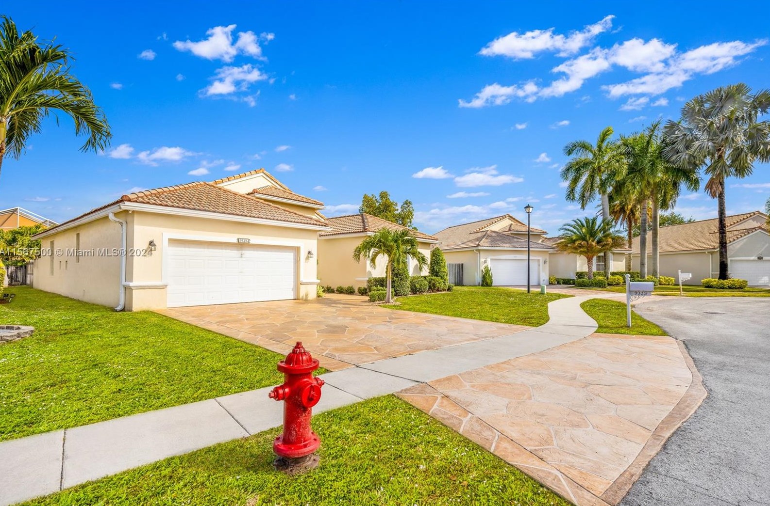 9325 Cove Point Cir, Boynton Beach FL  33472-2767 exterior