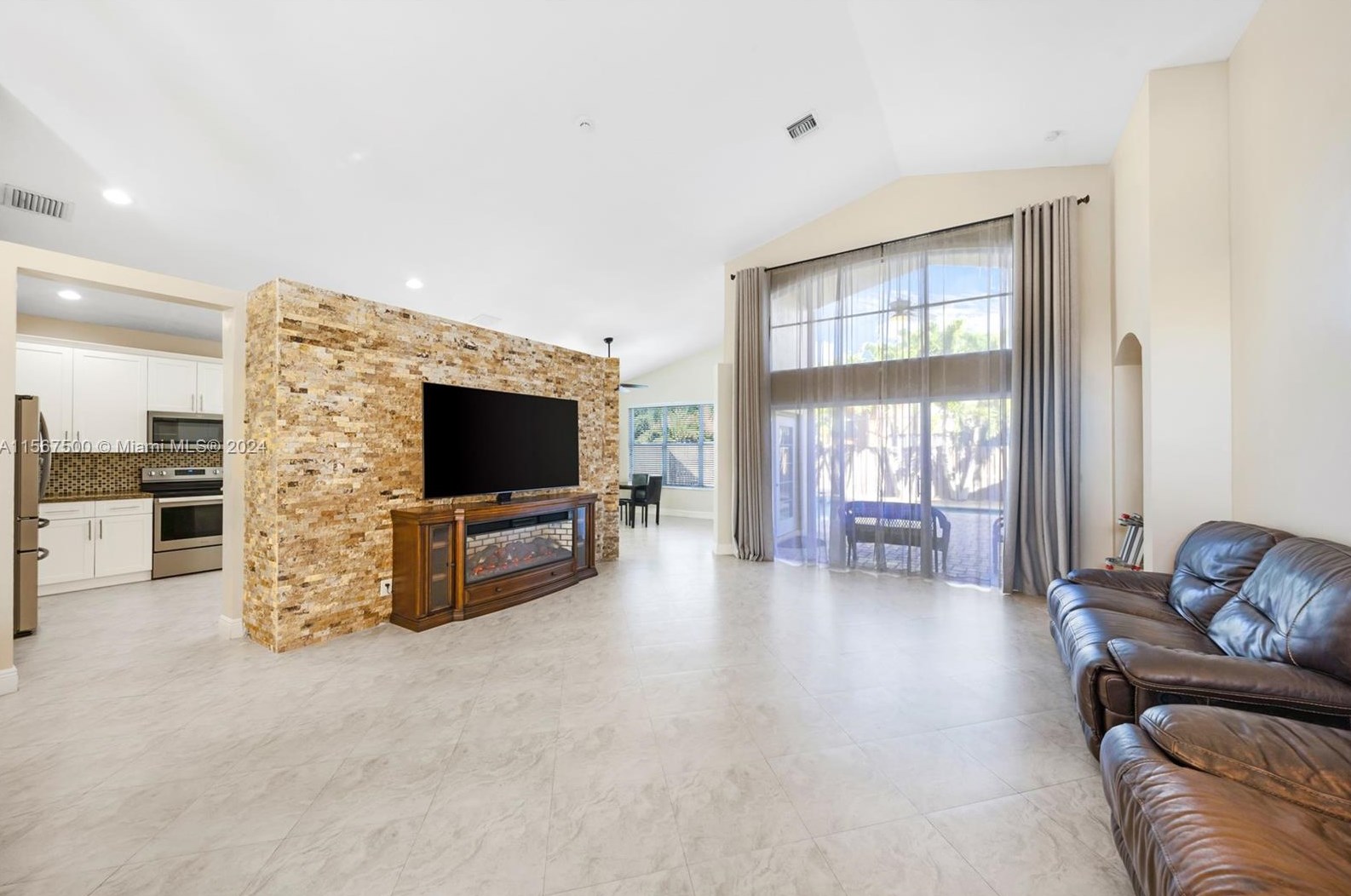 9325 Cove Point Cir, Boynton Beach FL  33472-2767 exterior