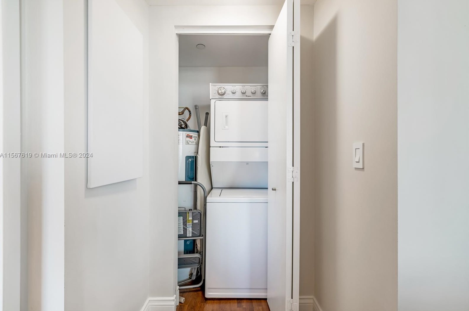 1331 Brickell Bay Dr, Miami FL  33131-3690 exterior