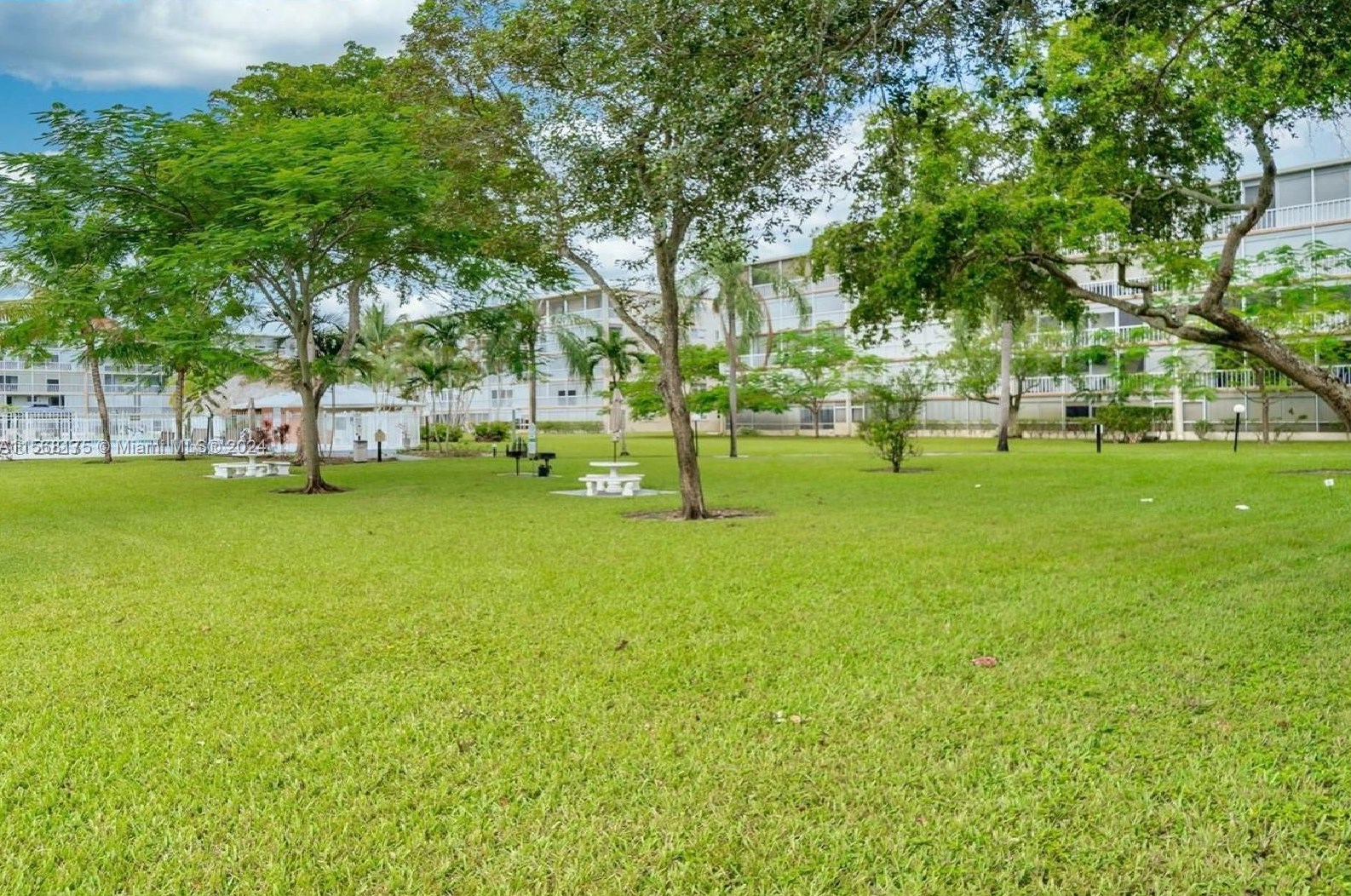 950 Hillcrest Dr, Hollywood FL  33021-7857 exterior