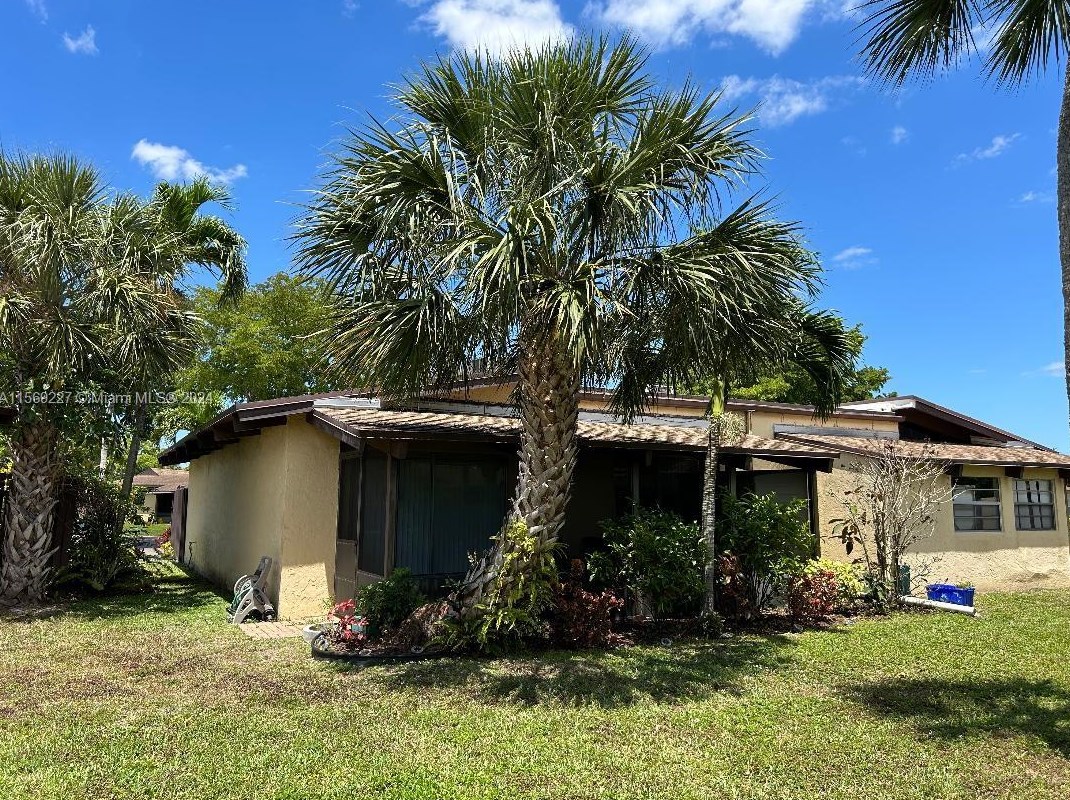 303 Briarwood Cir, Hollywood FL  33024-1312 exterior