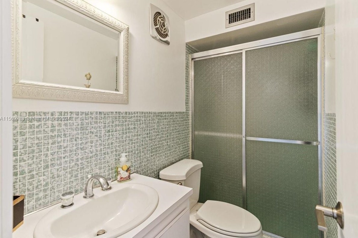 6805 Brookline Dr, Hialeah FL  33015-2443 exterior