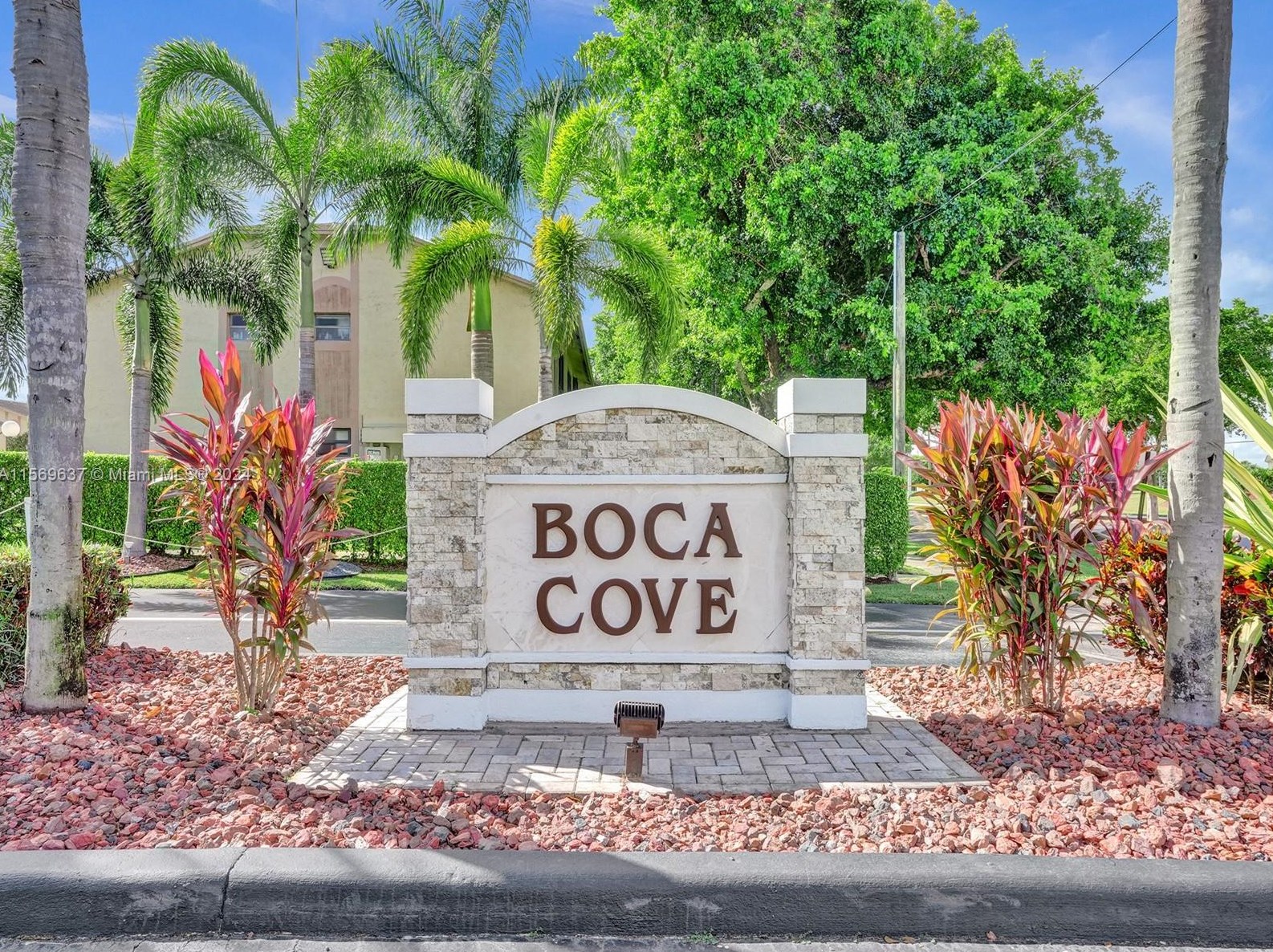 9480 Boca Cove Cir, Boca Raton FL  33428-7785 exterior