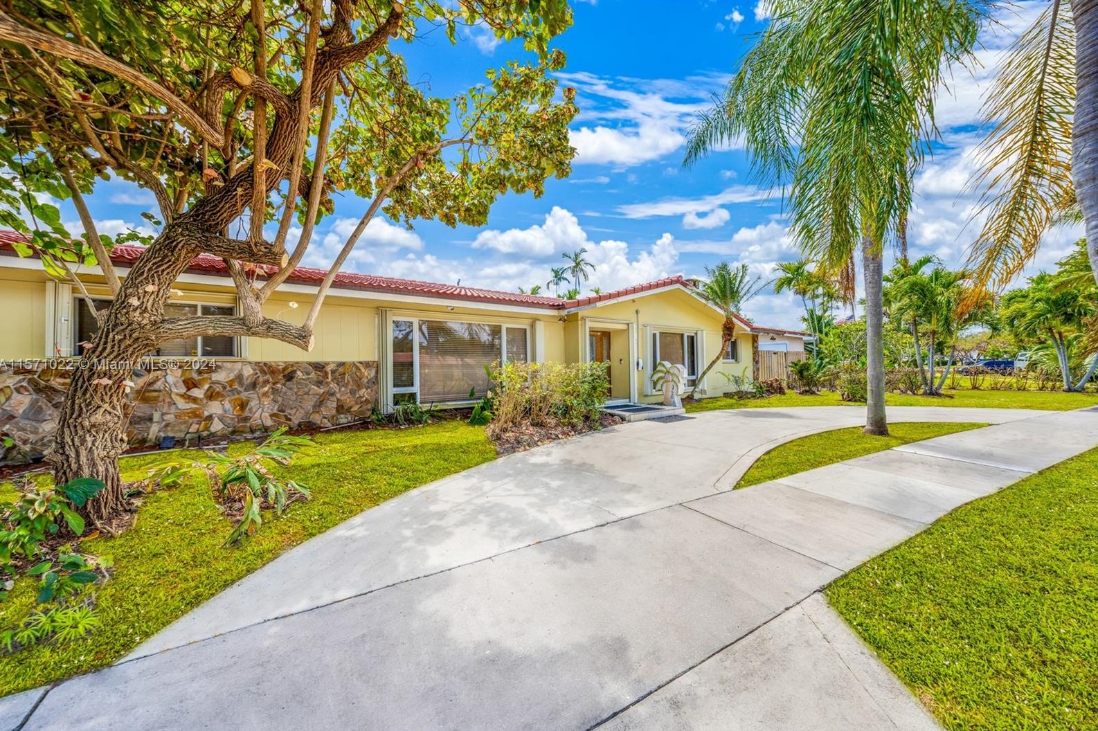 3720 Longfellow Cir, Hollywood FL  33021-4937 exterior