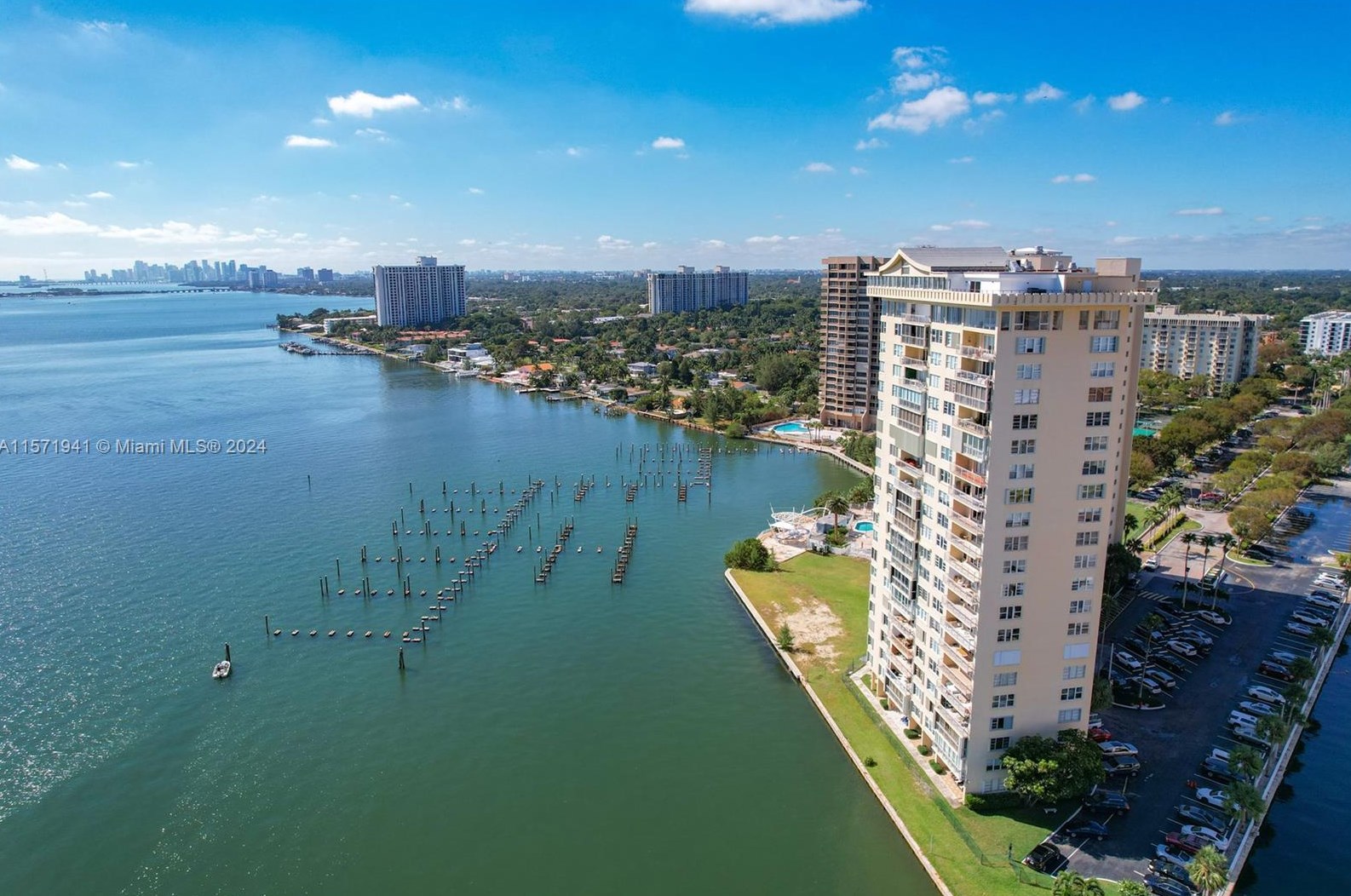 11111 Biscayne Blvd, Miami FL 33181-3494 exterior