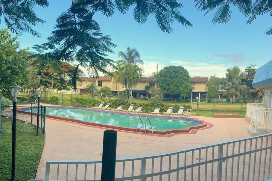 10385 Kendall Dr, Miami FL 33176-1685 exterior