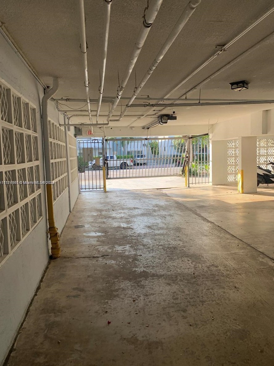 947 Lenox Ave, Miami Beach FL  33139-5314 exterior