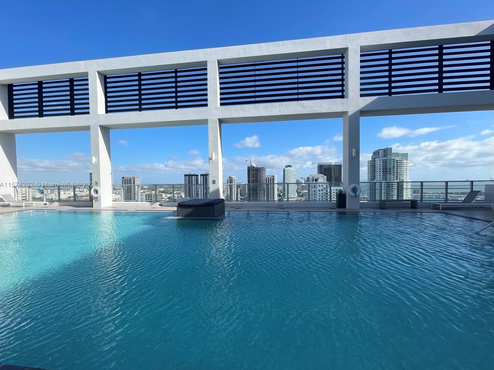 151 1st St, Miami FL 33132-2501 exterior