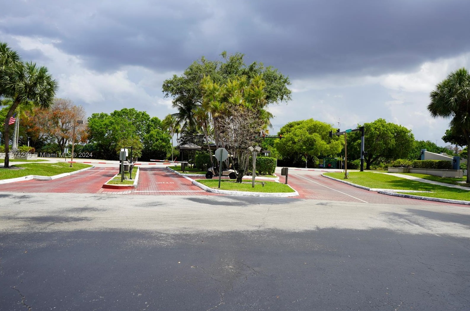 1000 Colony Point Cir, Hollywood FL  33026-2937 exterior