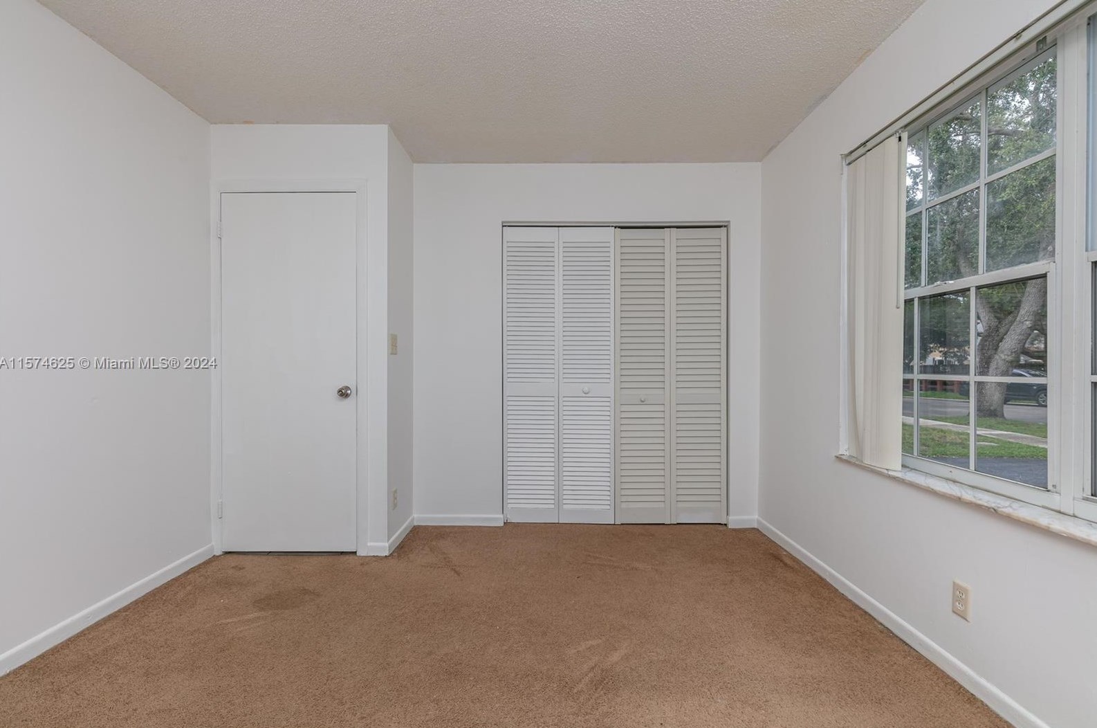 2592 Saratoga Dr, Hollywood FL  33026-5007 exterior