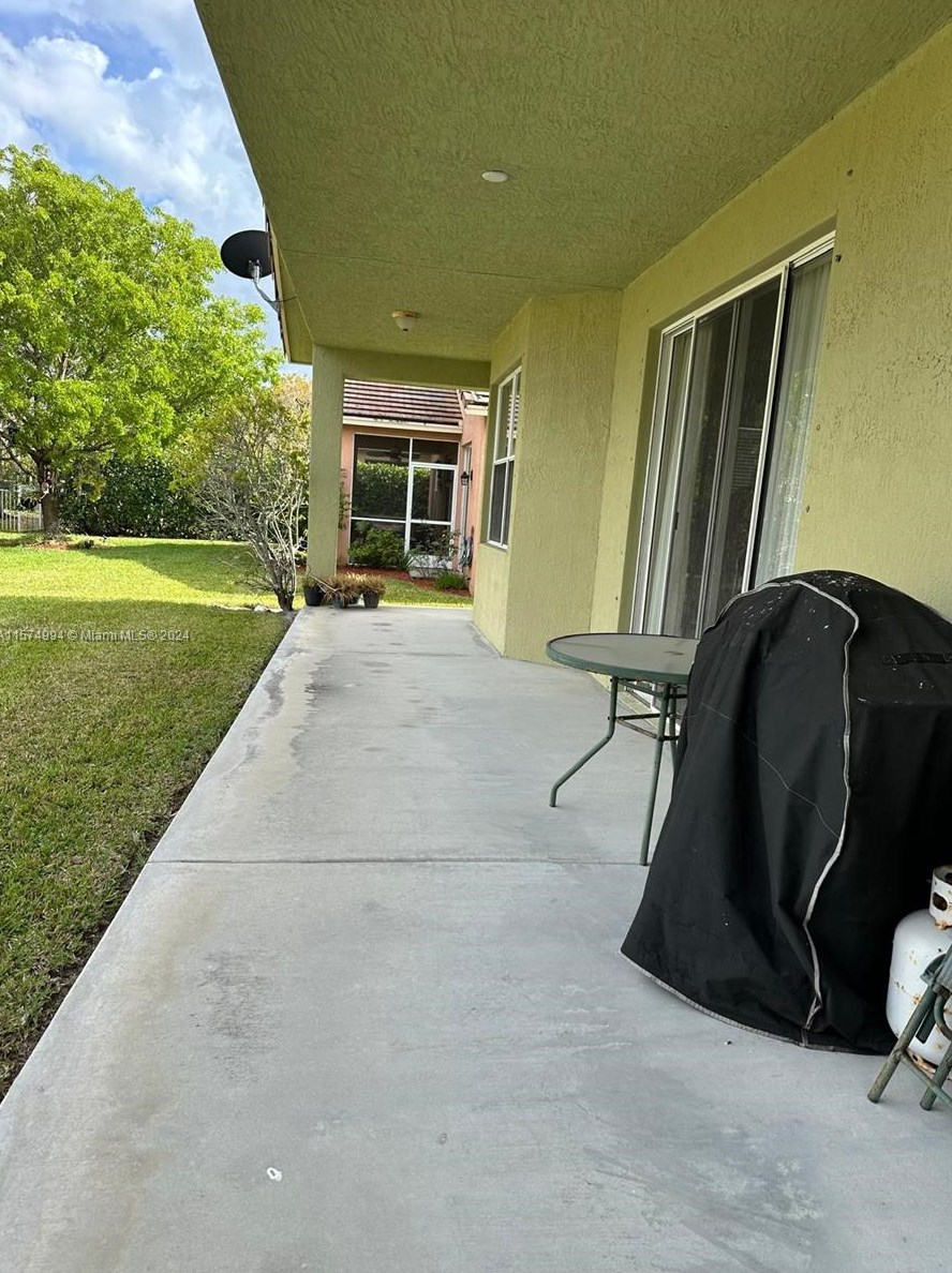 9740 Lindale Trace Blvd, Fort Pierce FL 34987-2411 exterior