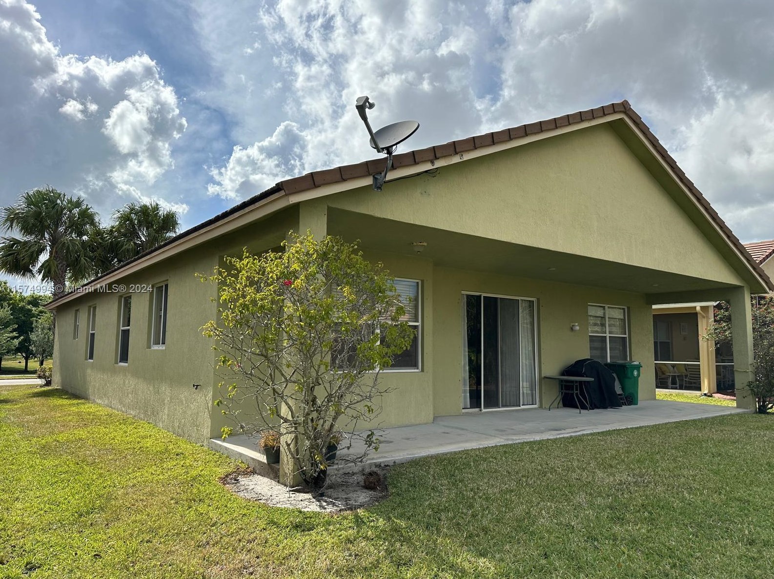 9740 Lindale Trace Blvd, Fort Pierce FL 34987-2411 exterior