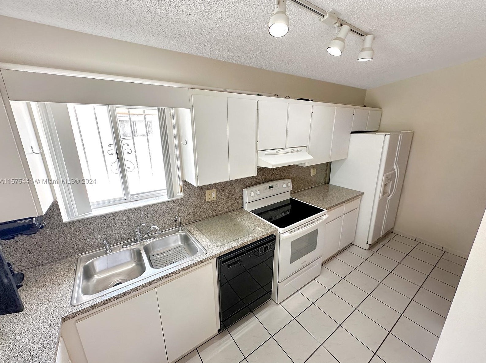 7560 33rd Ln, Hialeah FL  33018-1758 exterior