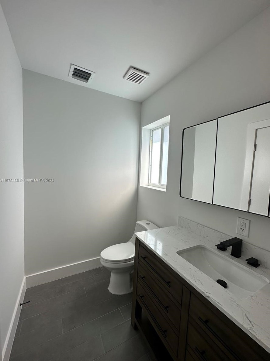 530 East Dr, Miami FL 33162-1928 exterior