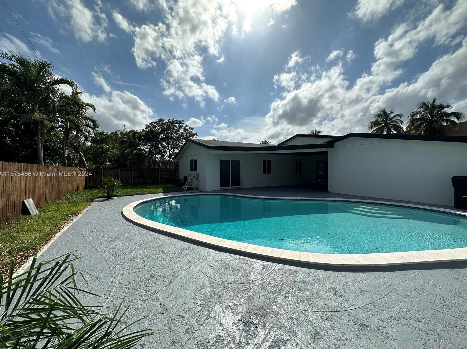 530 East Dr, Miami FL 33162-1928 exterior