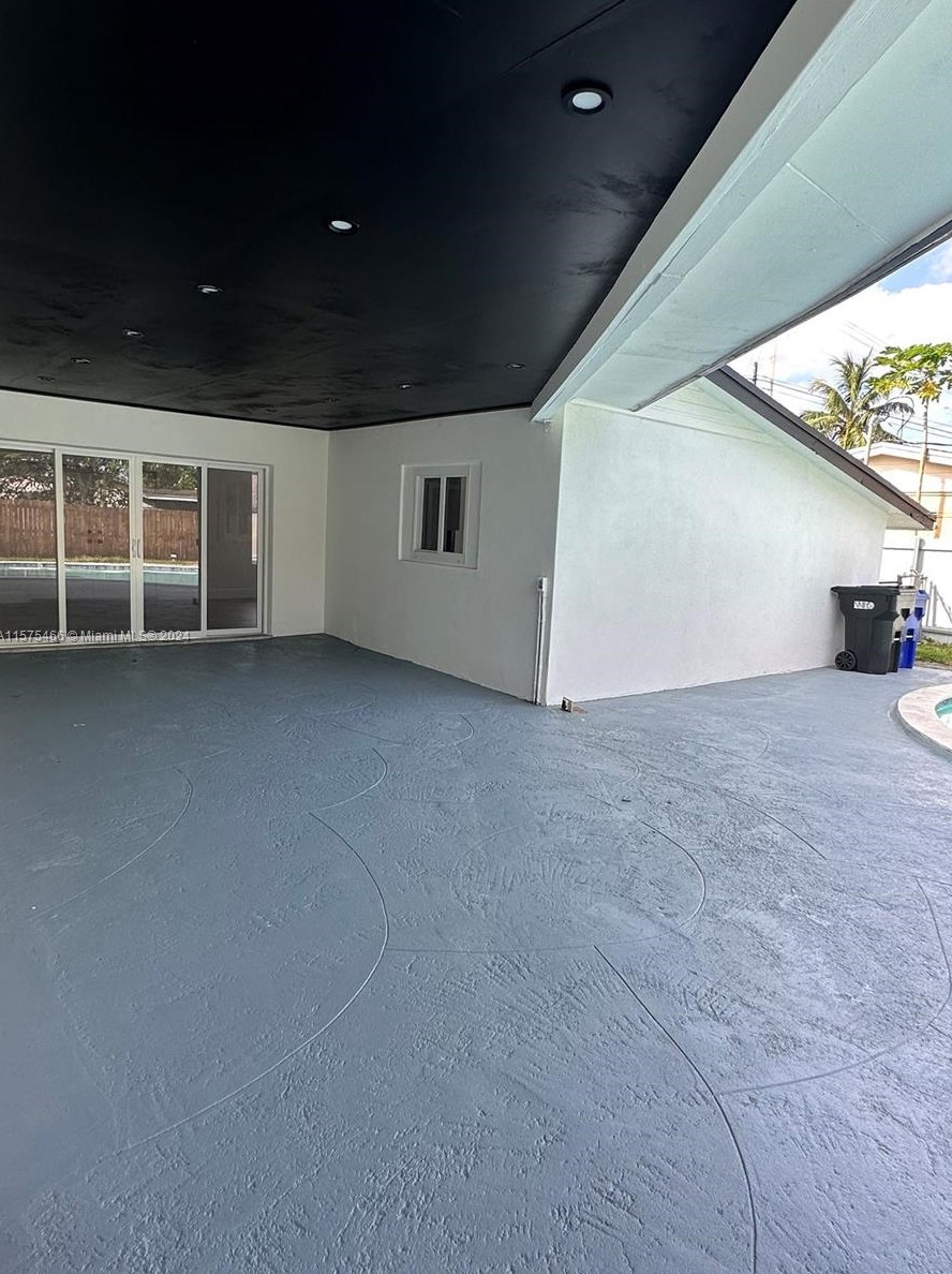 530 East Dr, Miami FL 33162-1928 exterior