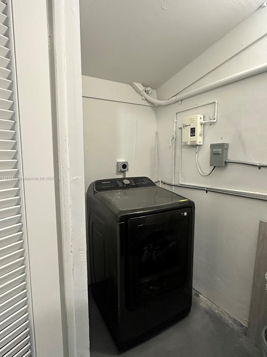 530 East Dr, Miami FL 33162-1928 exterior