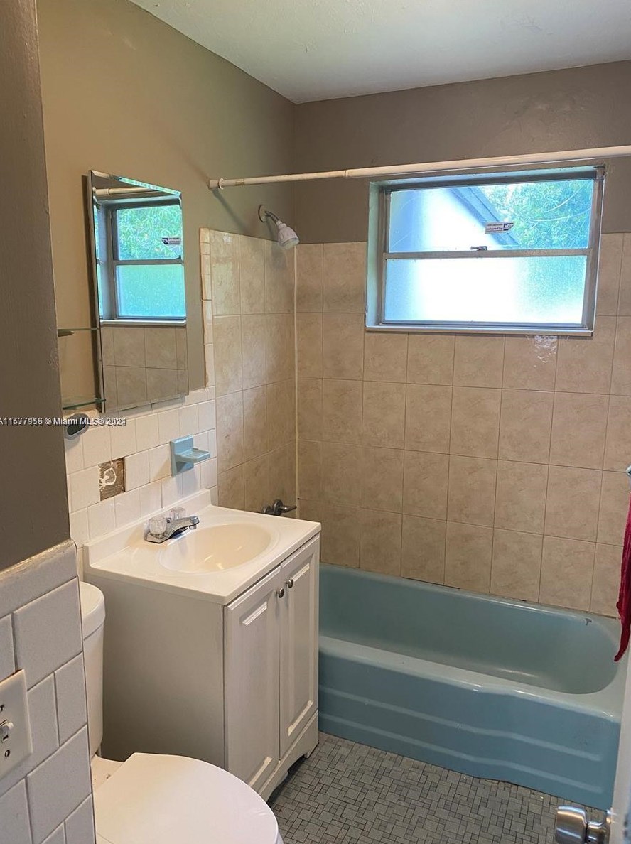 1641 43 St, West Palm Beach FL  33407-3844 exterior