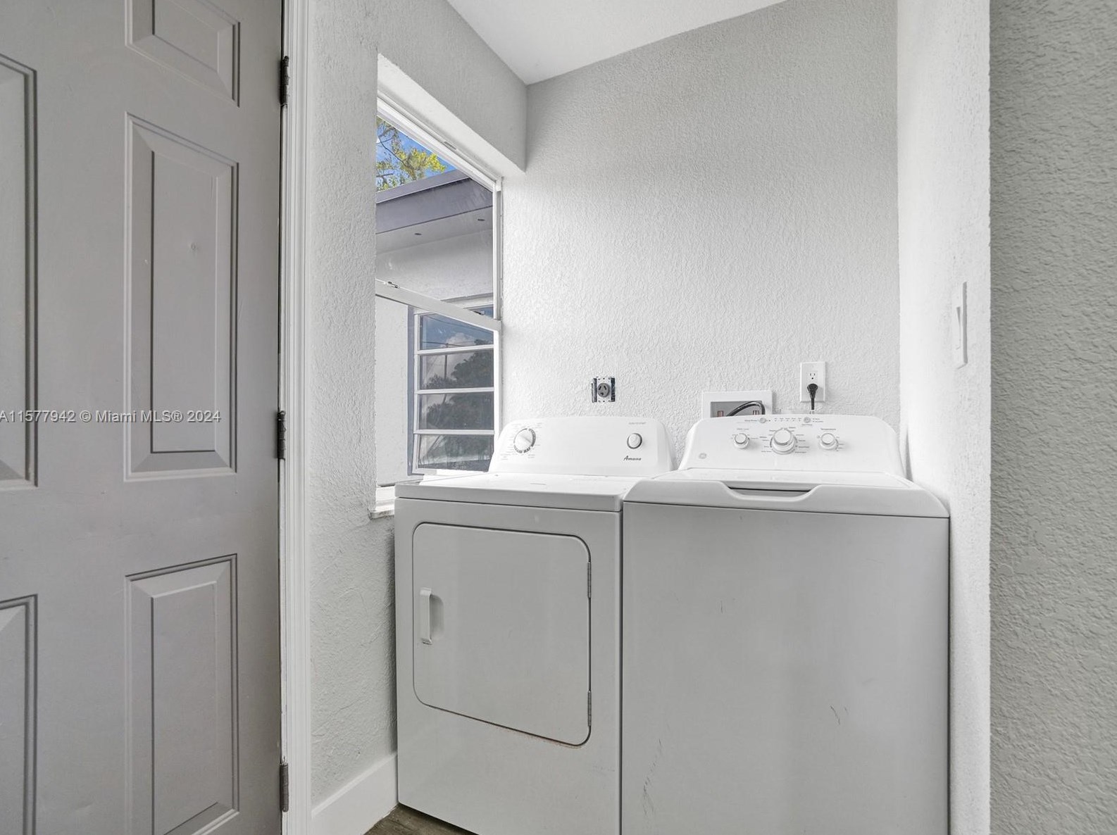 2380 155 St, Miami FL 33054-2750 exterior