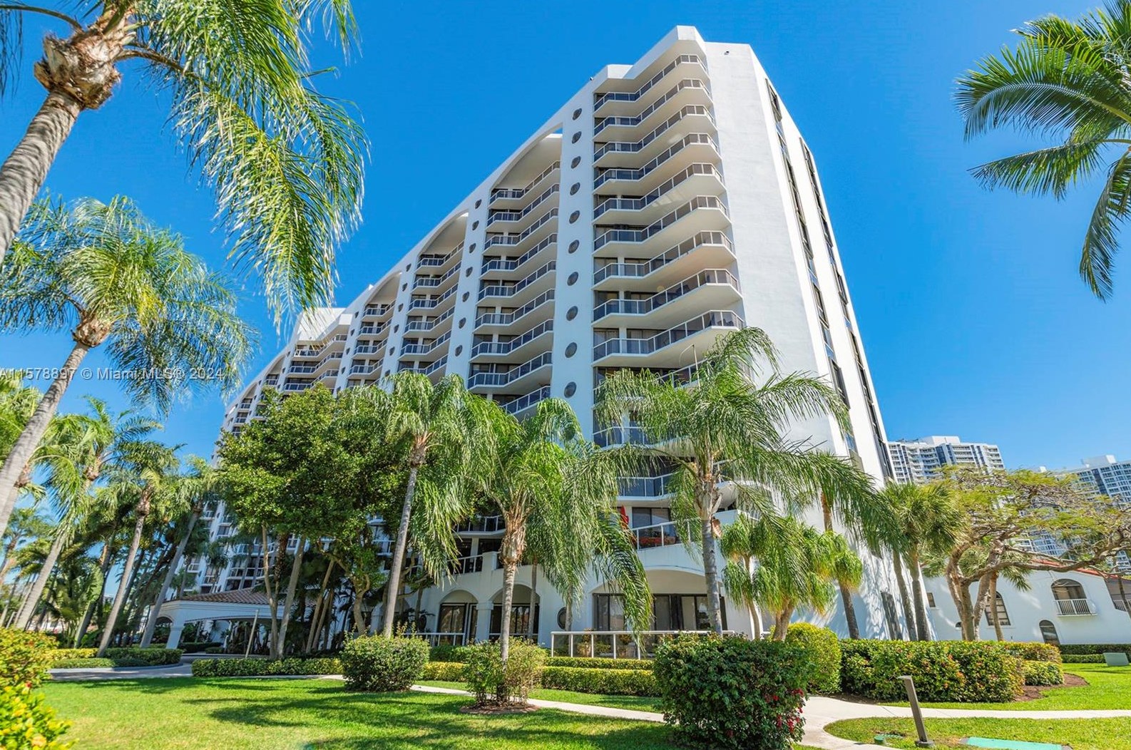 3610 Yacht Club Dr, Miami FL  33180-3500 exterior