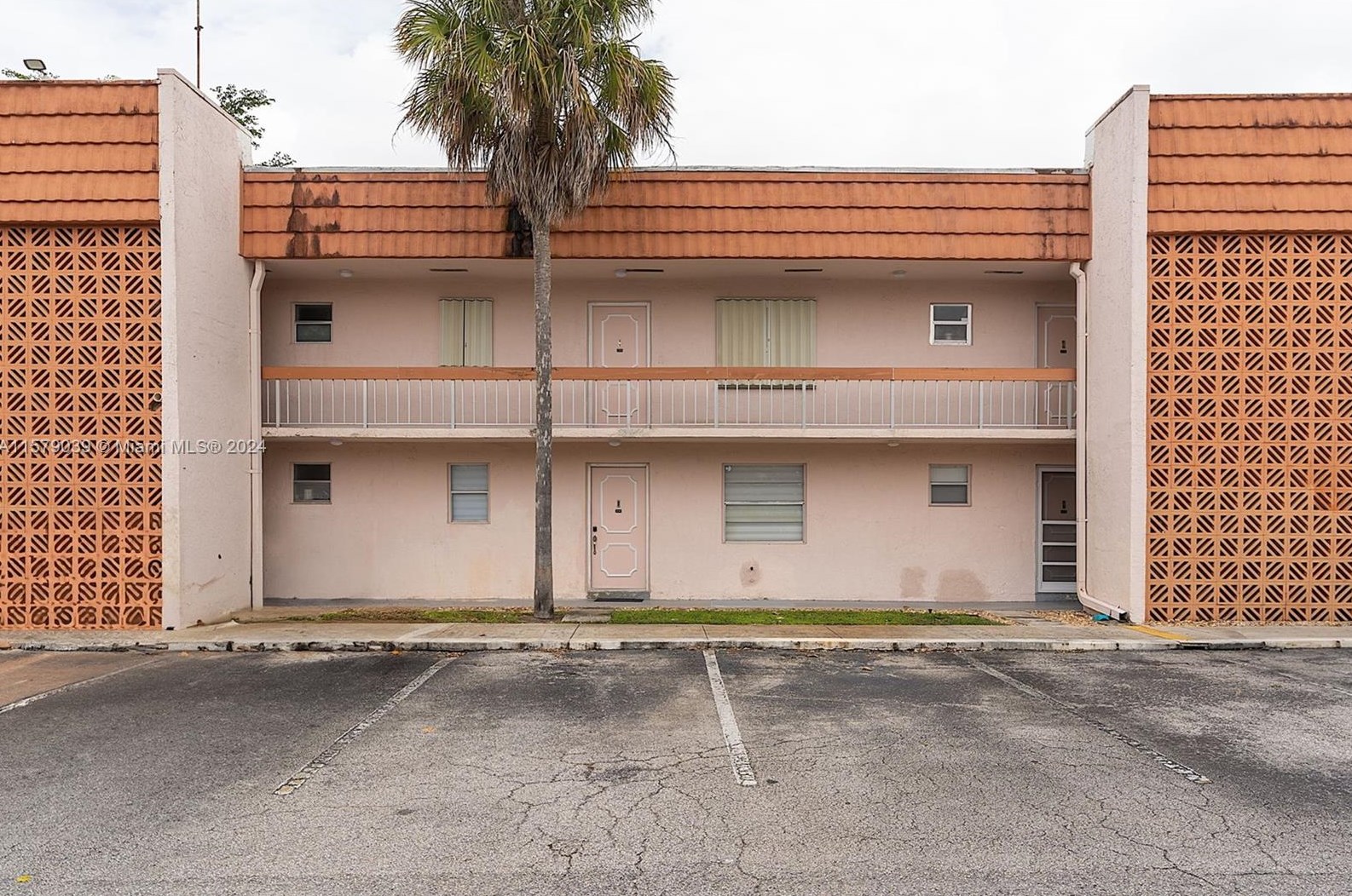 7610 Stirling Rd, Hollywood FL 33024-8439 exterior