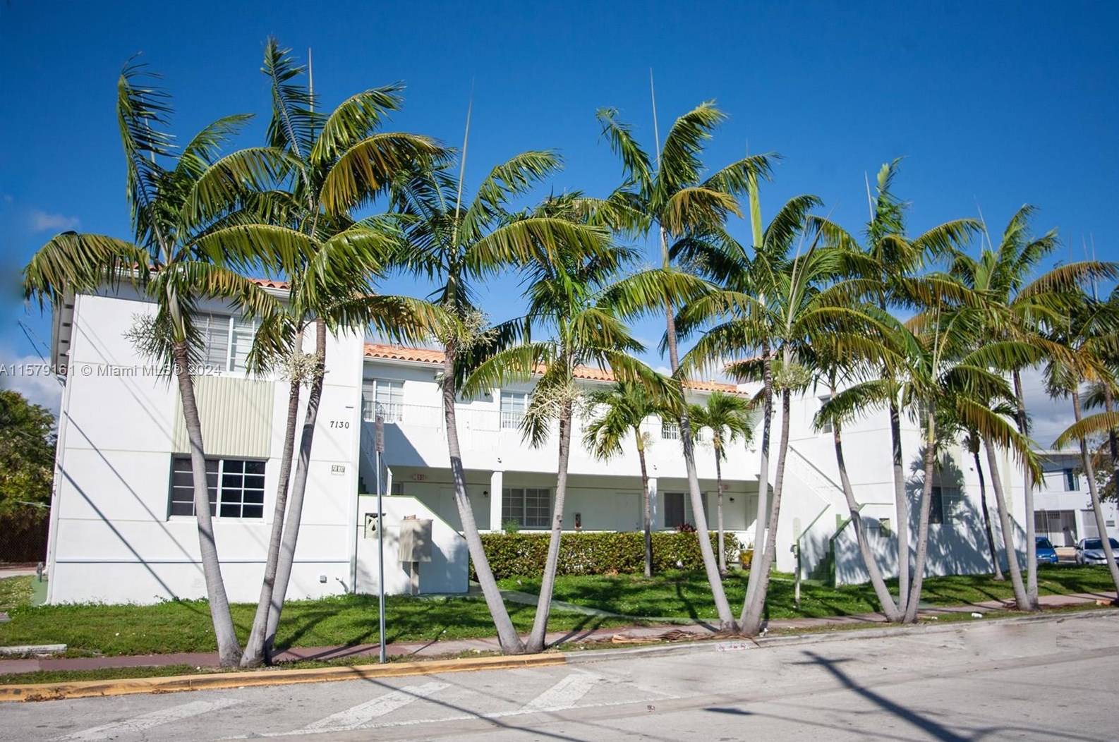 7130 Rue Versailles, Miami Beach FL  33141-2817 exterior