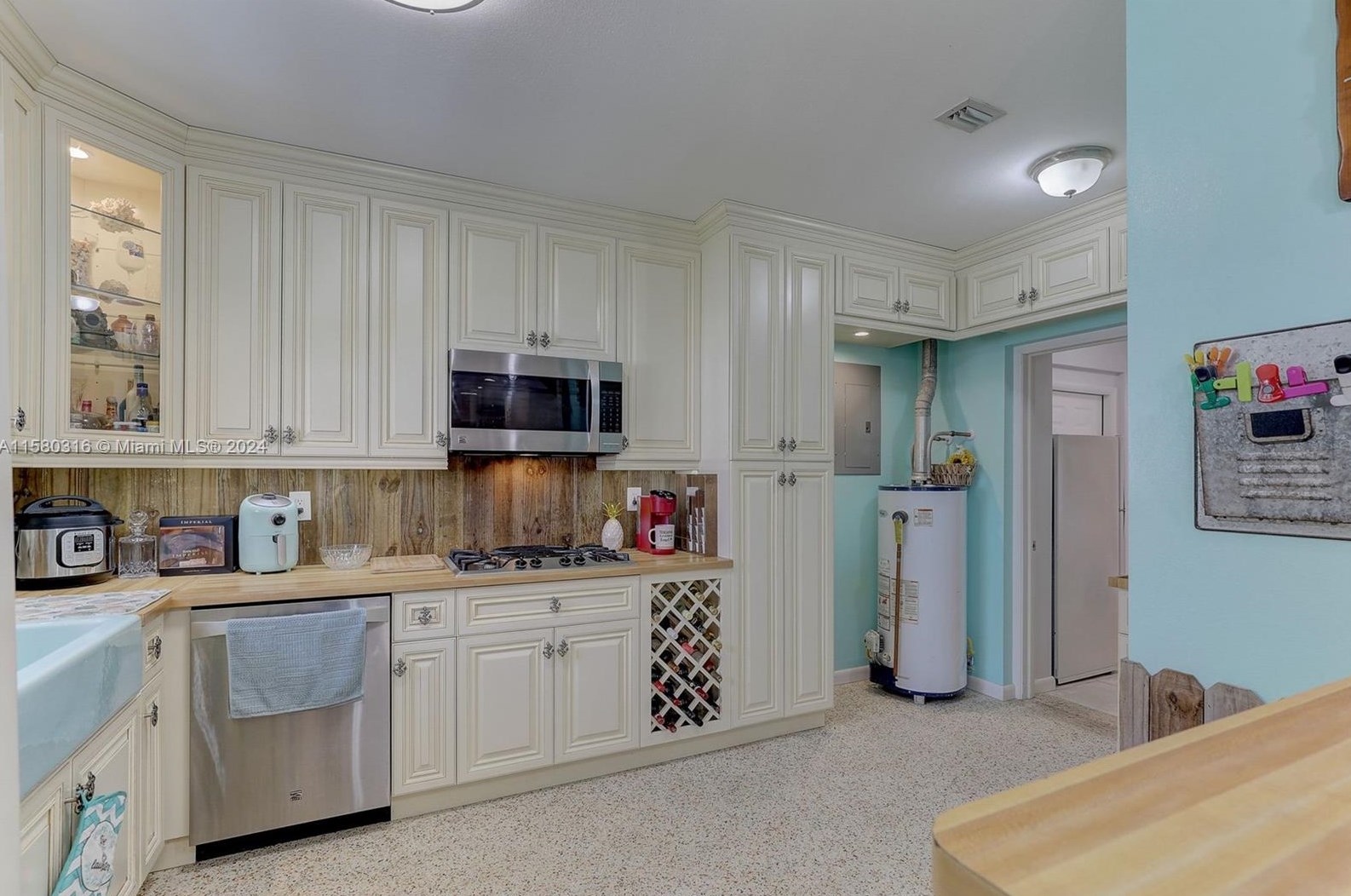 4660 8th Ct, Hialeah FL  33012-3512 exterior