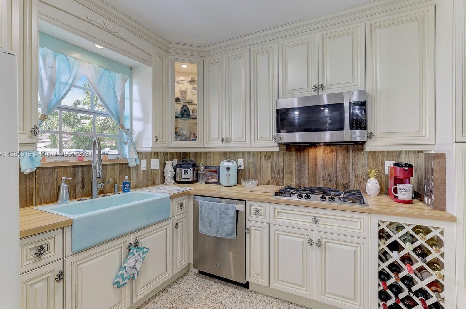 4660 8th Ct, Hialeah FL  33012-3512 exterior