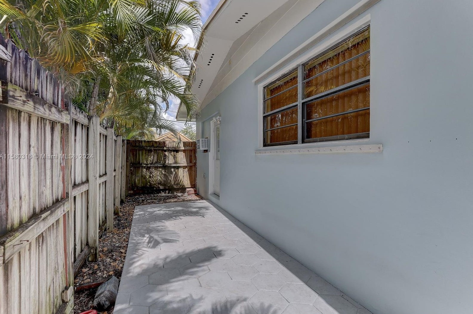 4660 8th Ct, Hialeah FL  33012-3512 exterior