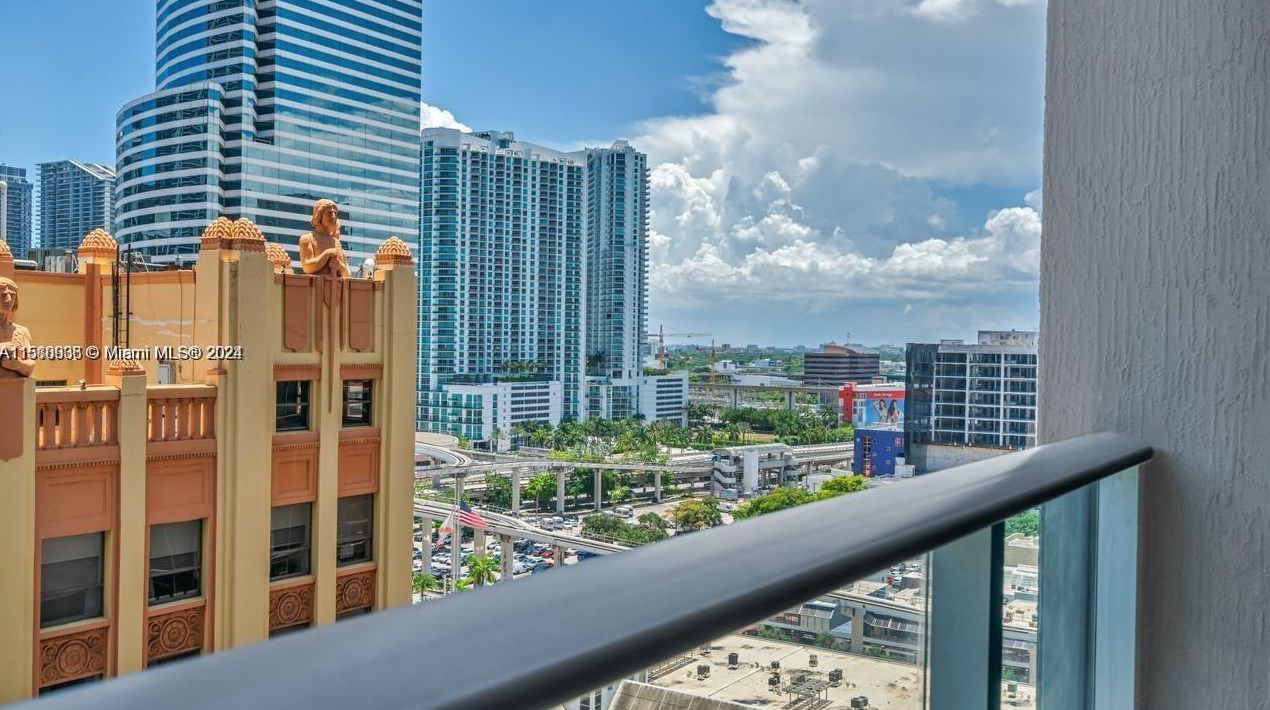 151 1st St, Miami FL 33132-2501 exterior