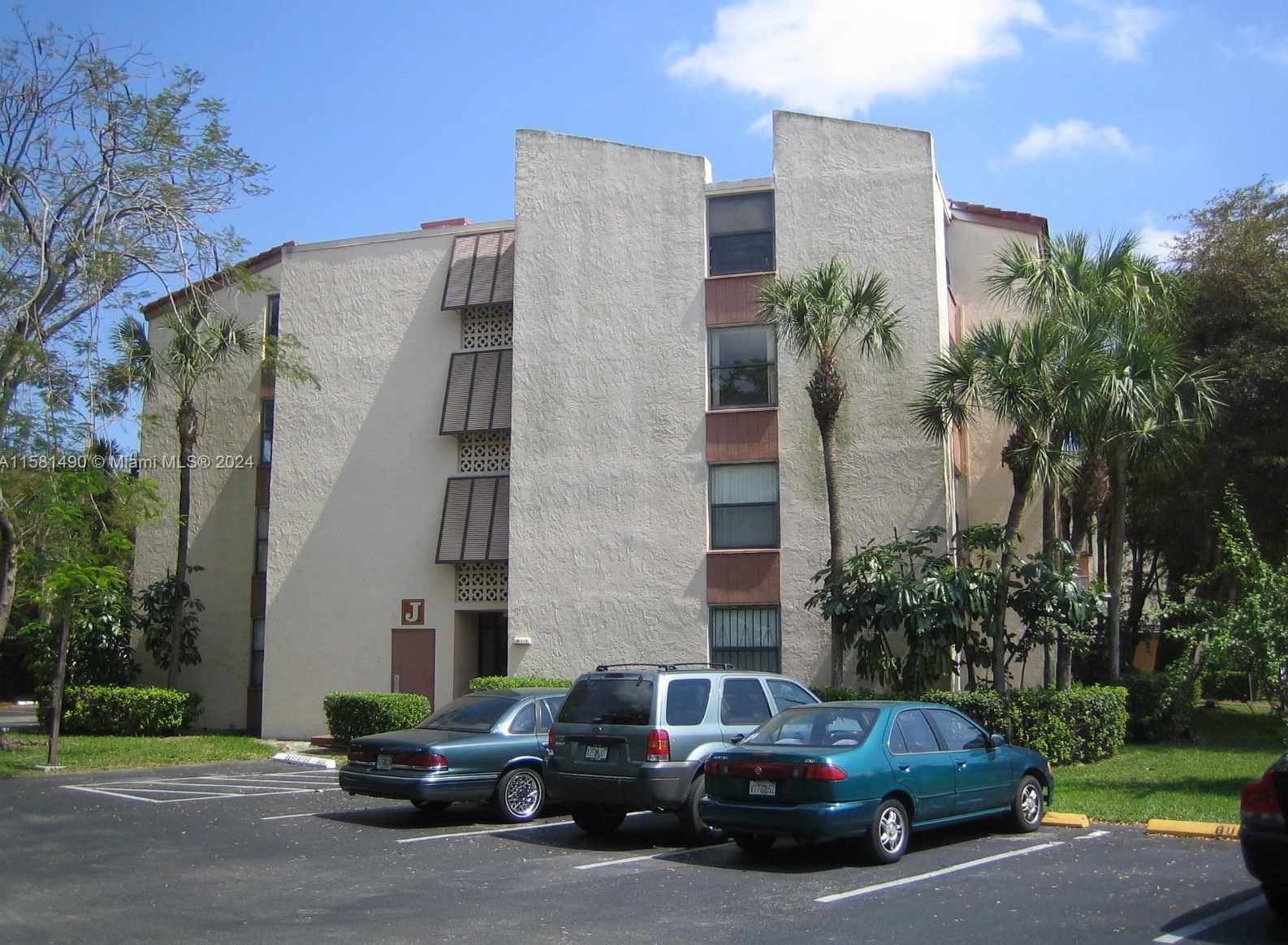 14525 Kendall Dr, Miami FL exterior