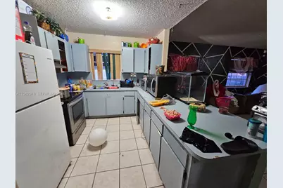 725 NW 19th Ter, Fort Lauderdale, FL 33311 - Photo 3