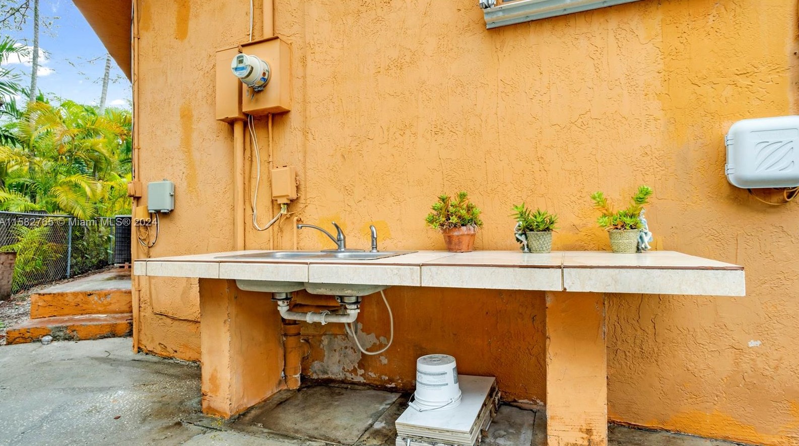 200 Melrose Dr, Miami FL 33166-5034 exterior