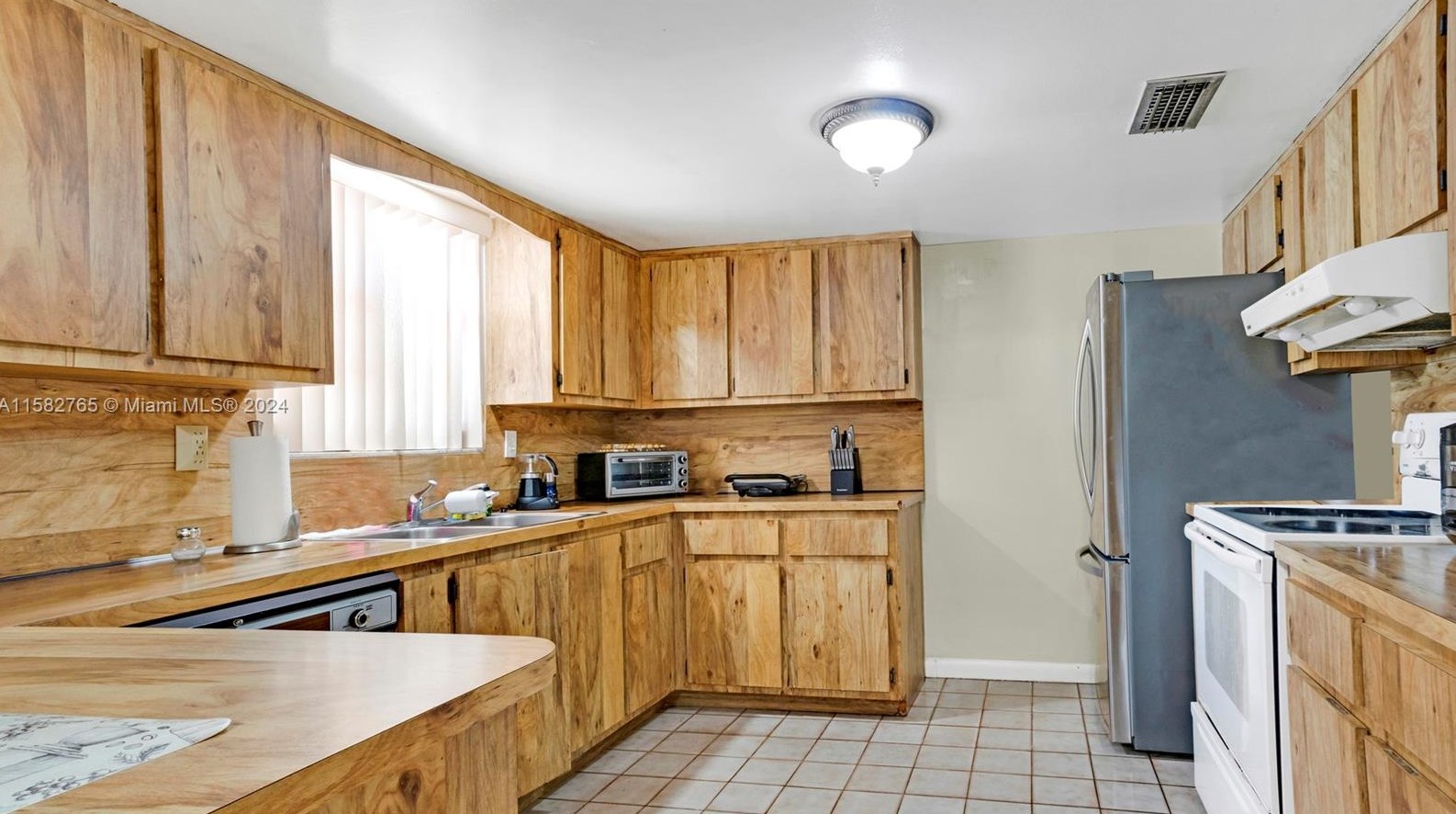 200 Melrose Dr, Miami FL 33166-5034 exterior