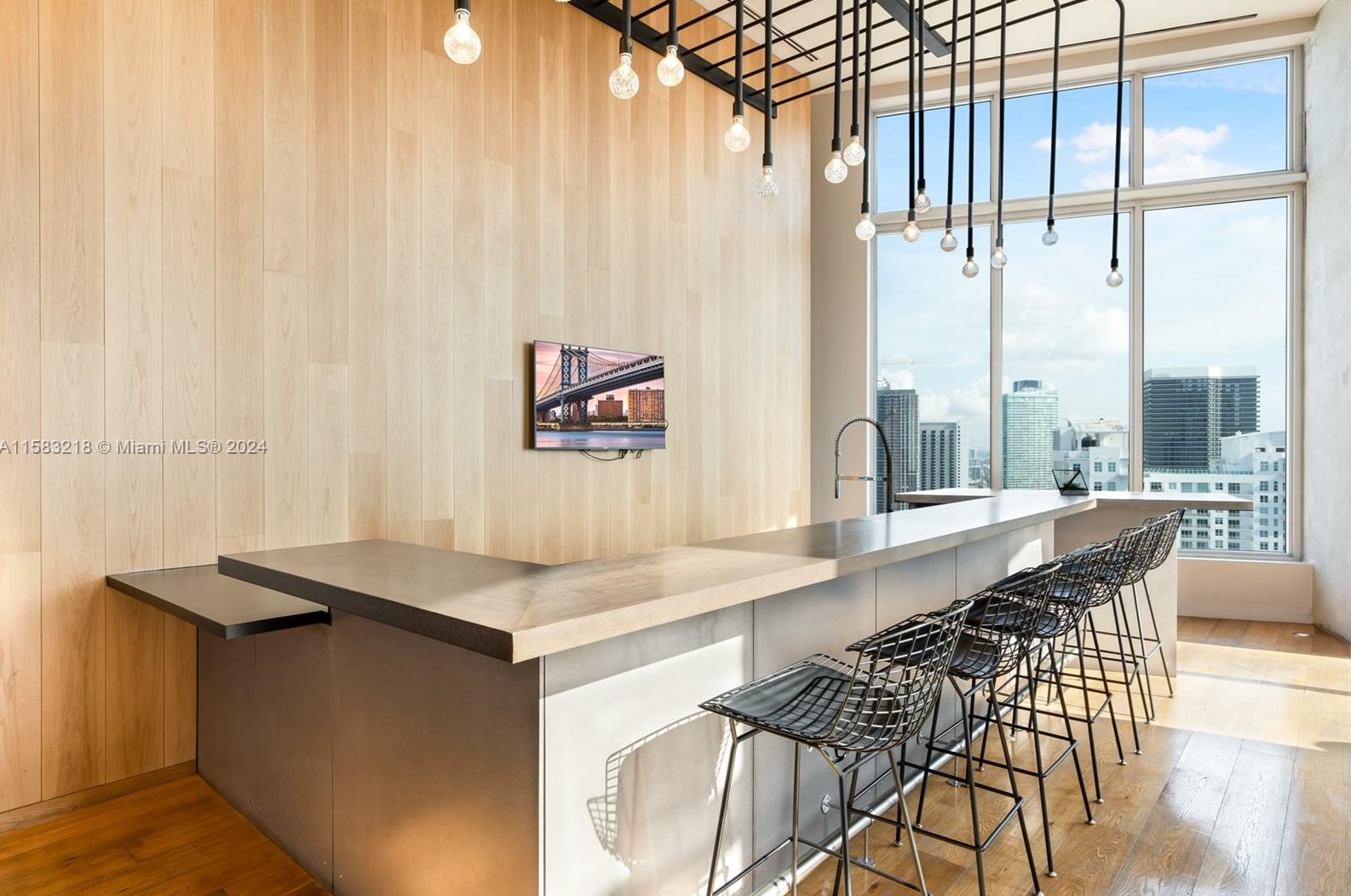 151 1st St, Miami FL 33132-2501 exterior