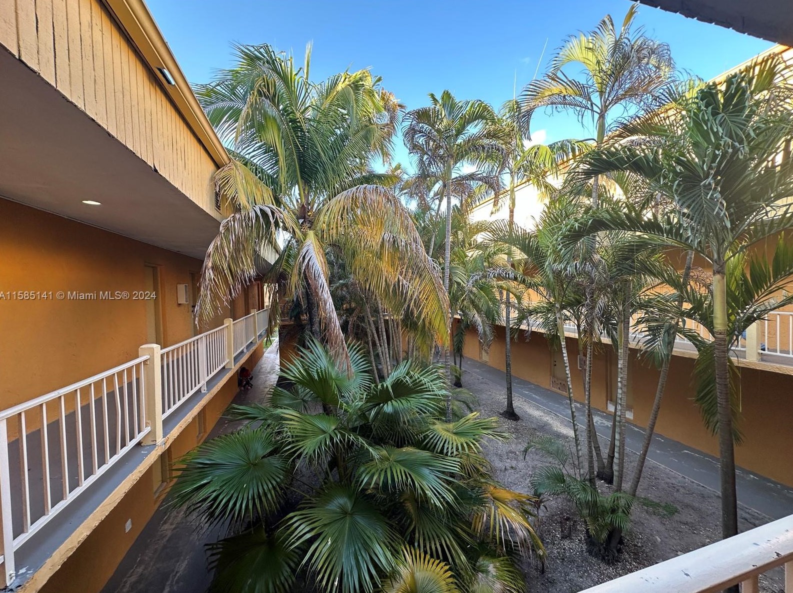 17911 68th Ave, Hialeah FL  33015-3957 exterior