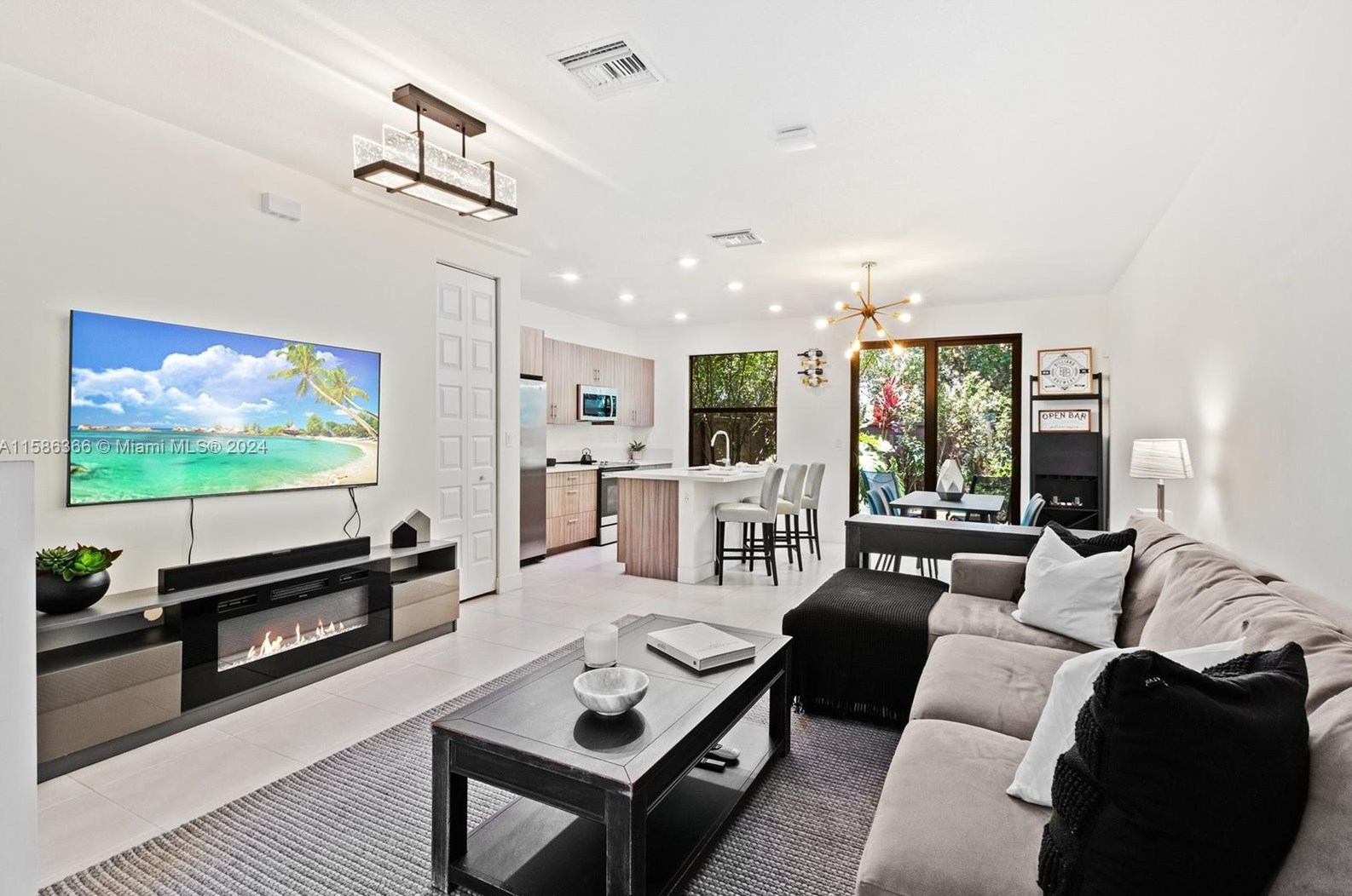 15824 91st Ct, Hialeah FL  33018-1951 exterior