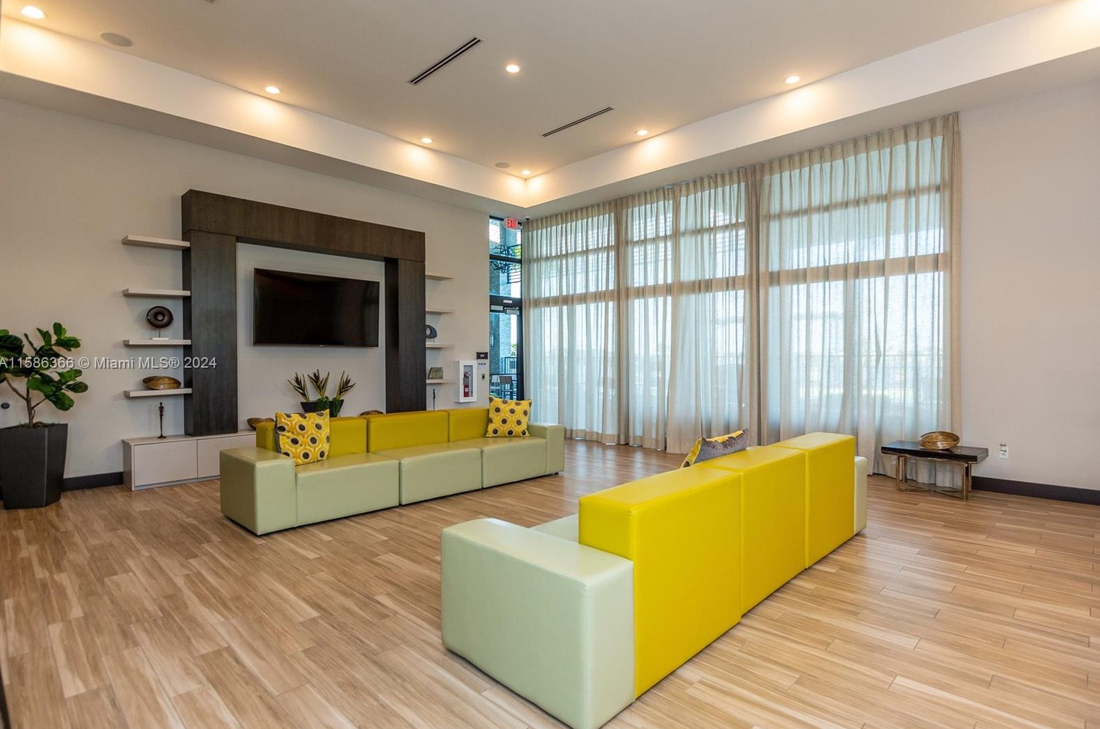 15824 91 Ct, Hialeah FL  33018-1990 exterior