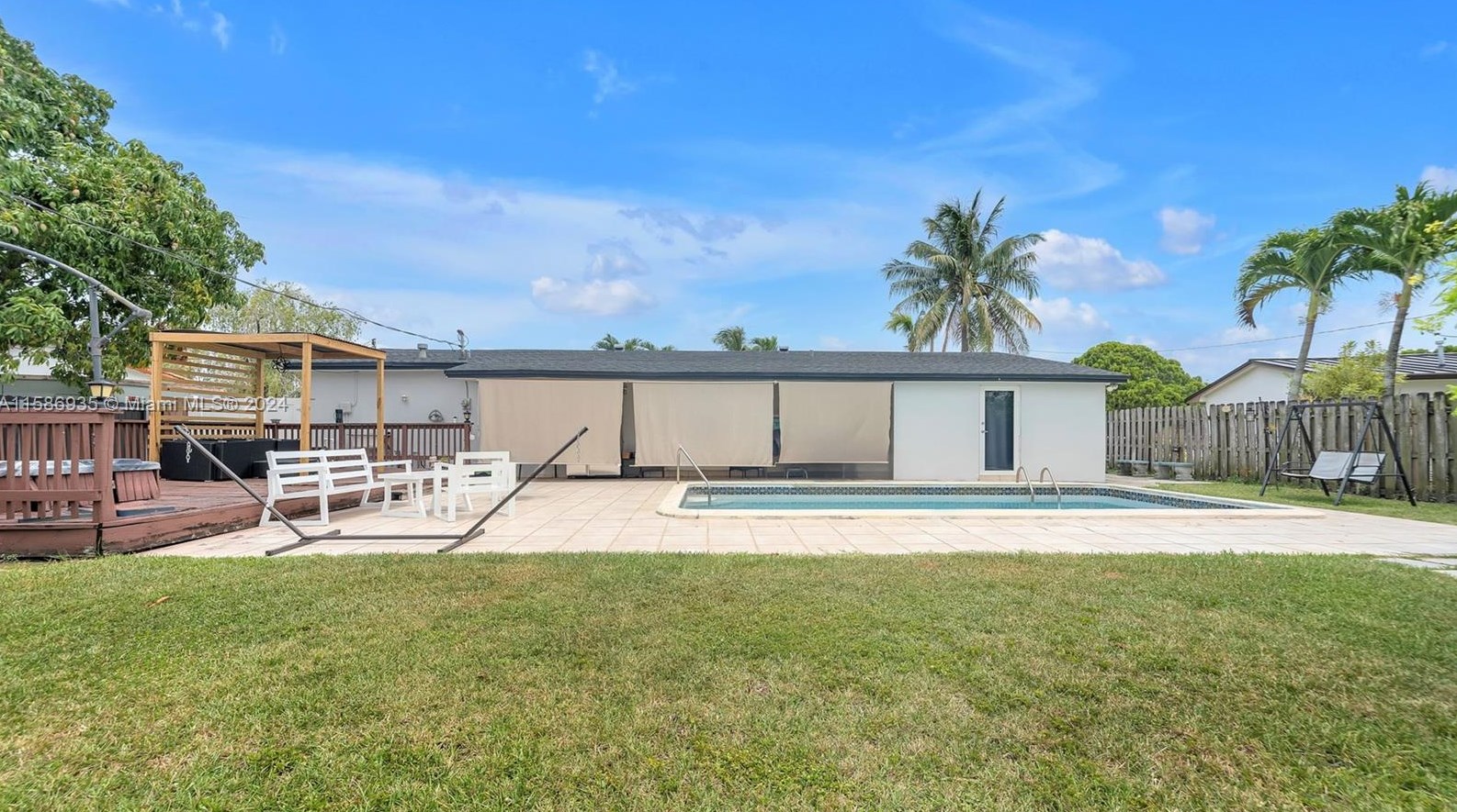1830 92 Ct, Miami FL 33189-2464 exterior