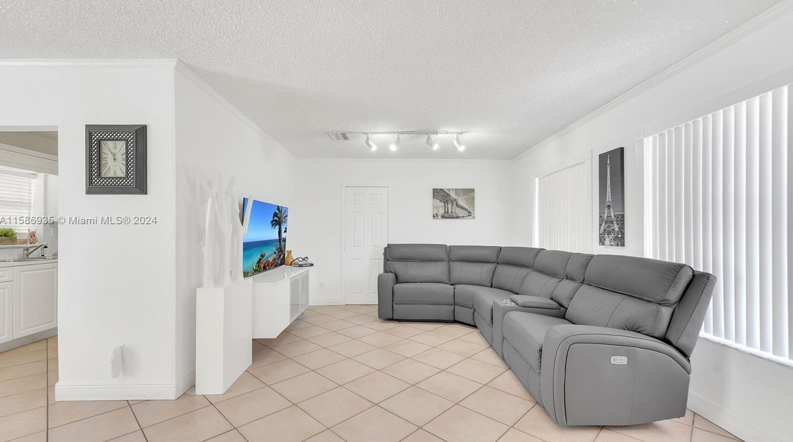 1830 92 Ct, Miami FL 33189-2464 exterior