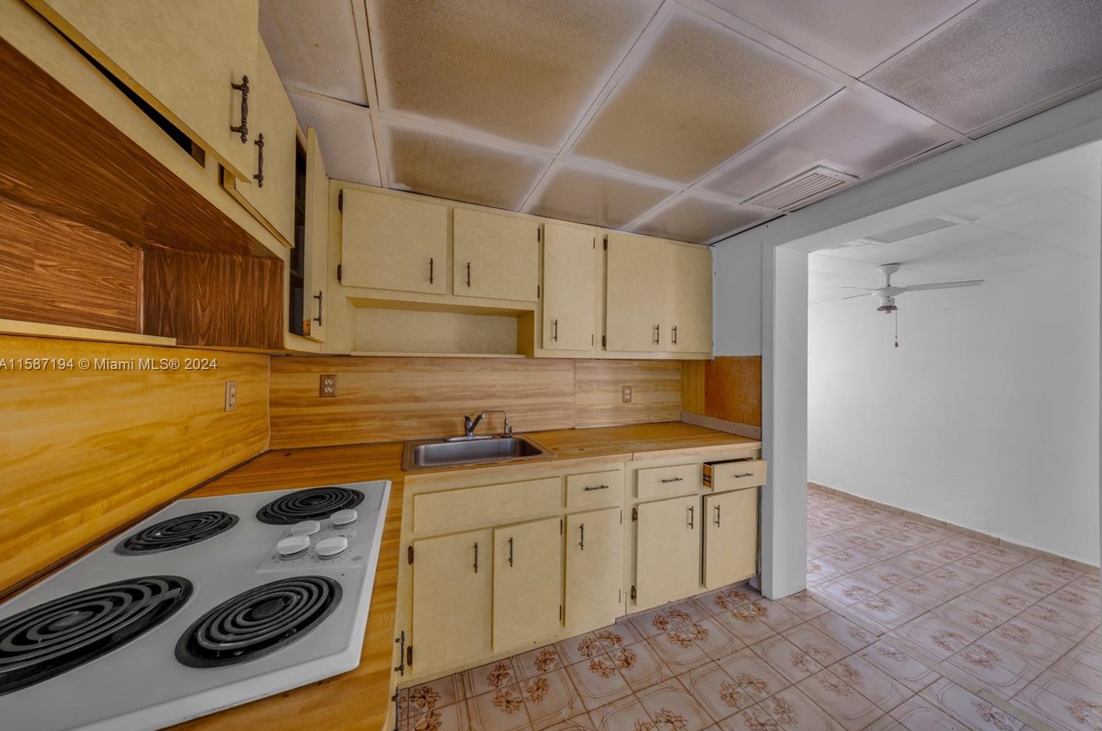 654 35 St, Hialeah FL  33012-4828 exterior