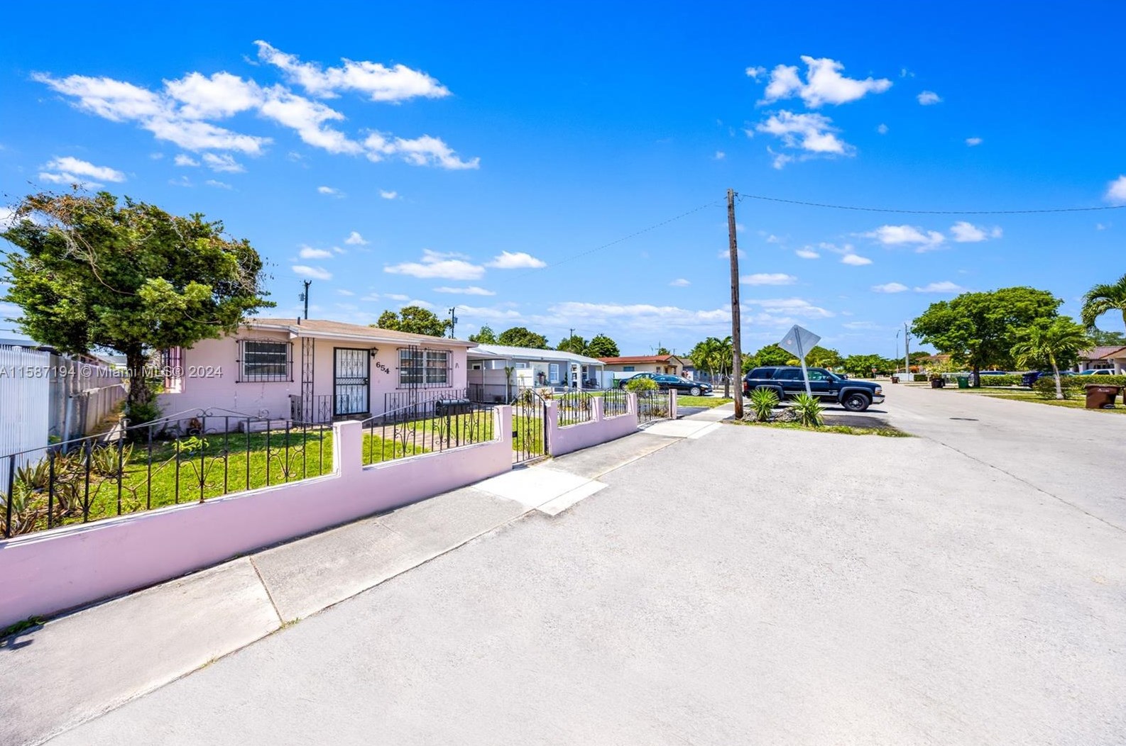 654 35 St, Hialeah FL  33012-4828 exterior