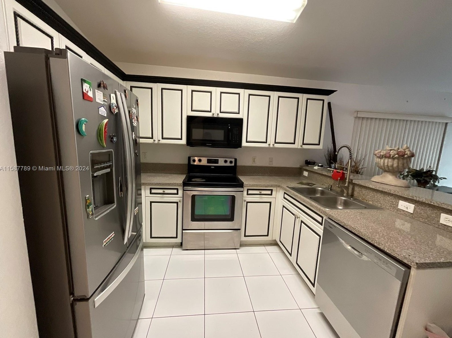 2220 Cody St, Hollywood FL 33021-2139 exterior