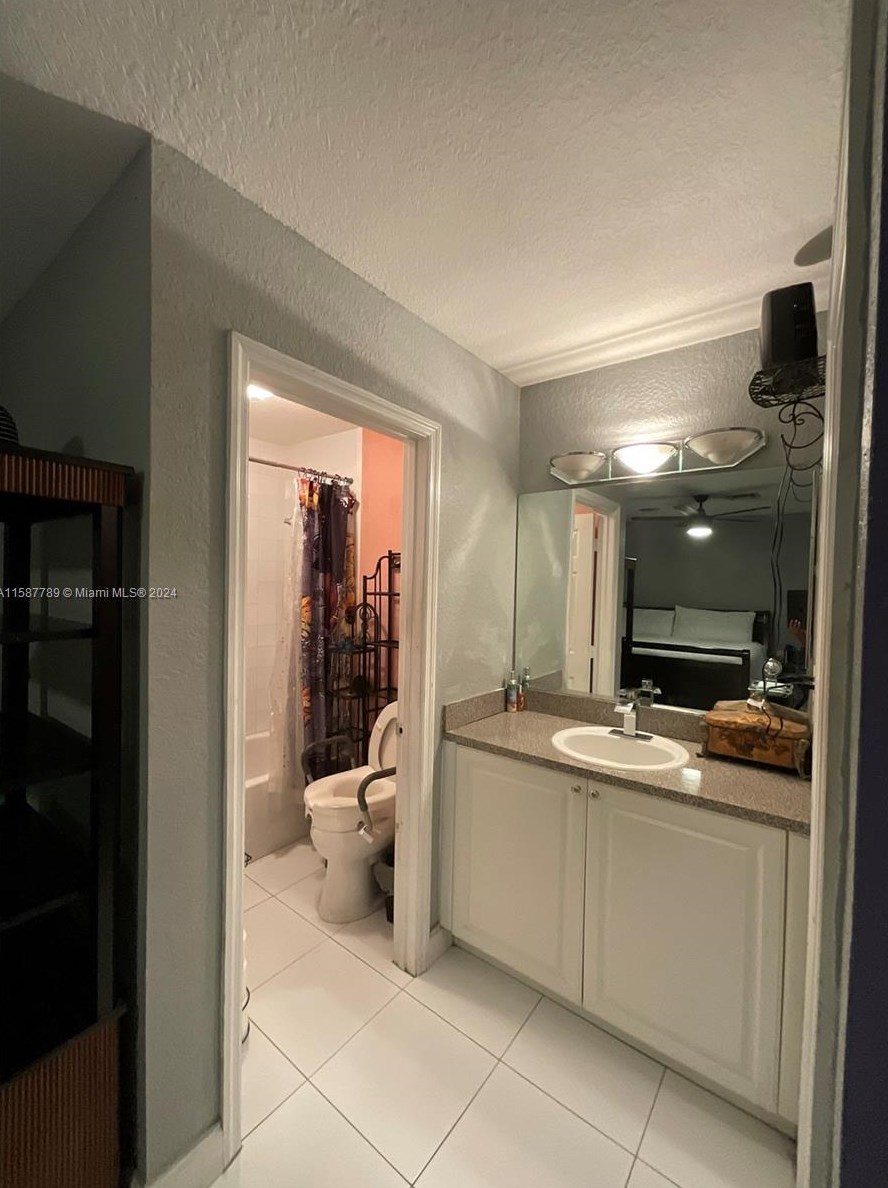 2220 Cody St, Hollywood FL 33021-2139 exterior