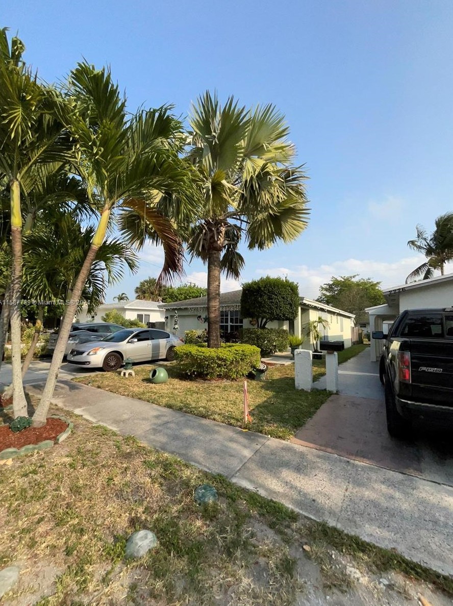 2220 Cody St, Hollywood FL 33021-2139 exterior