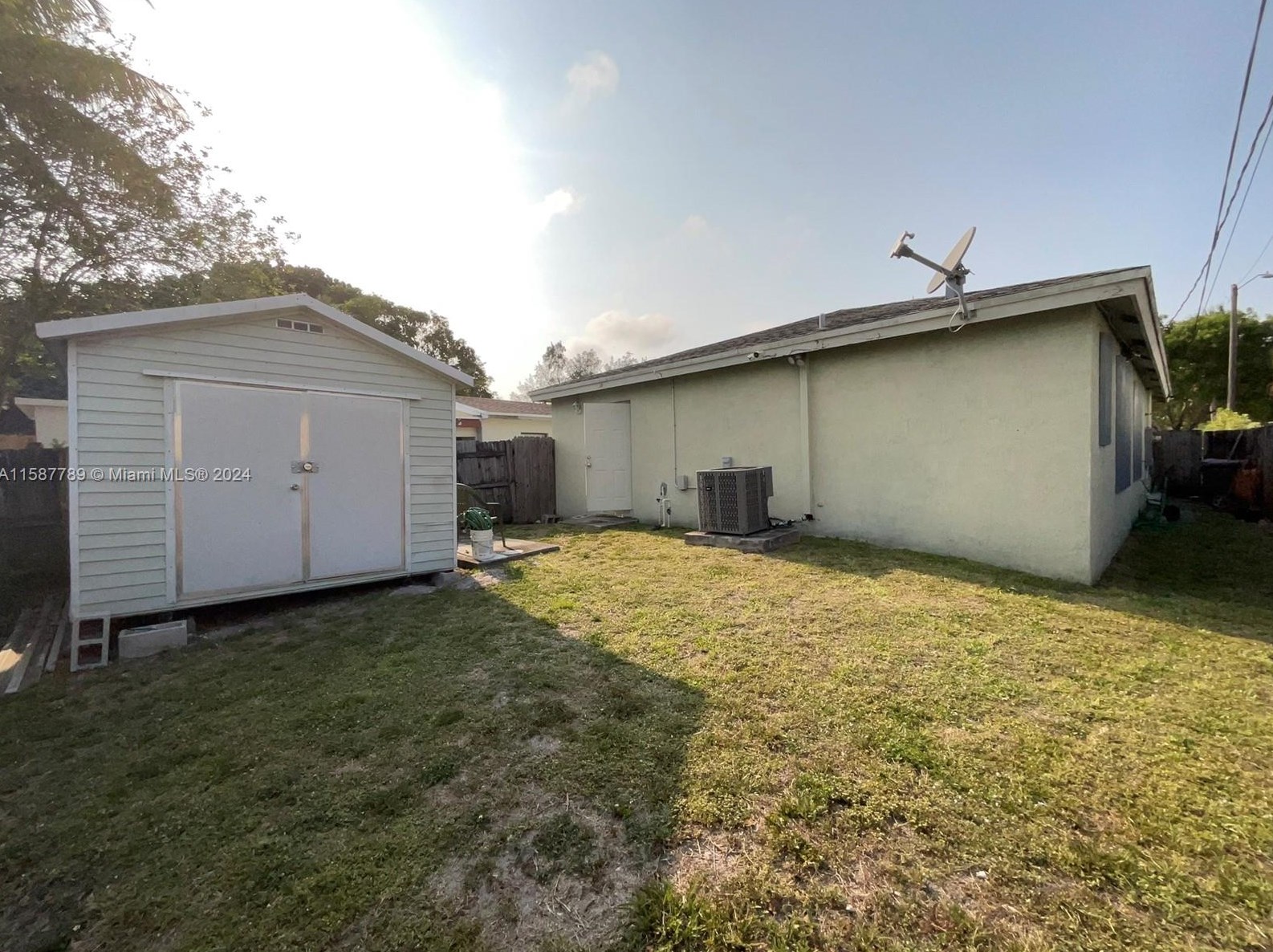 2220 Cody St, Hollywood FL 33021-2139 exterior
