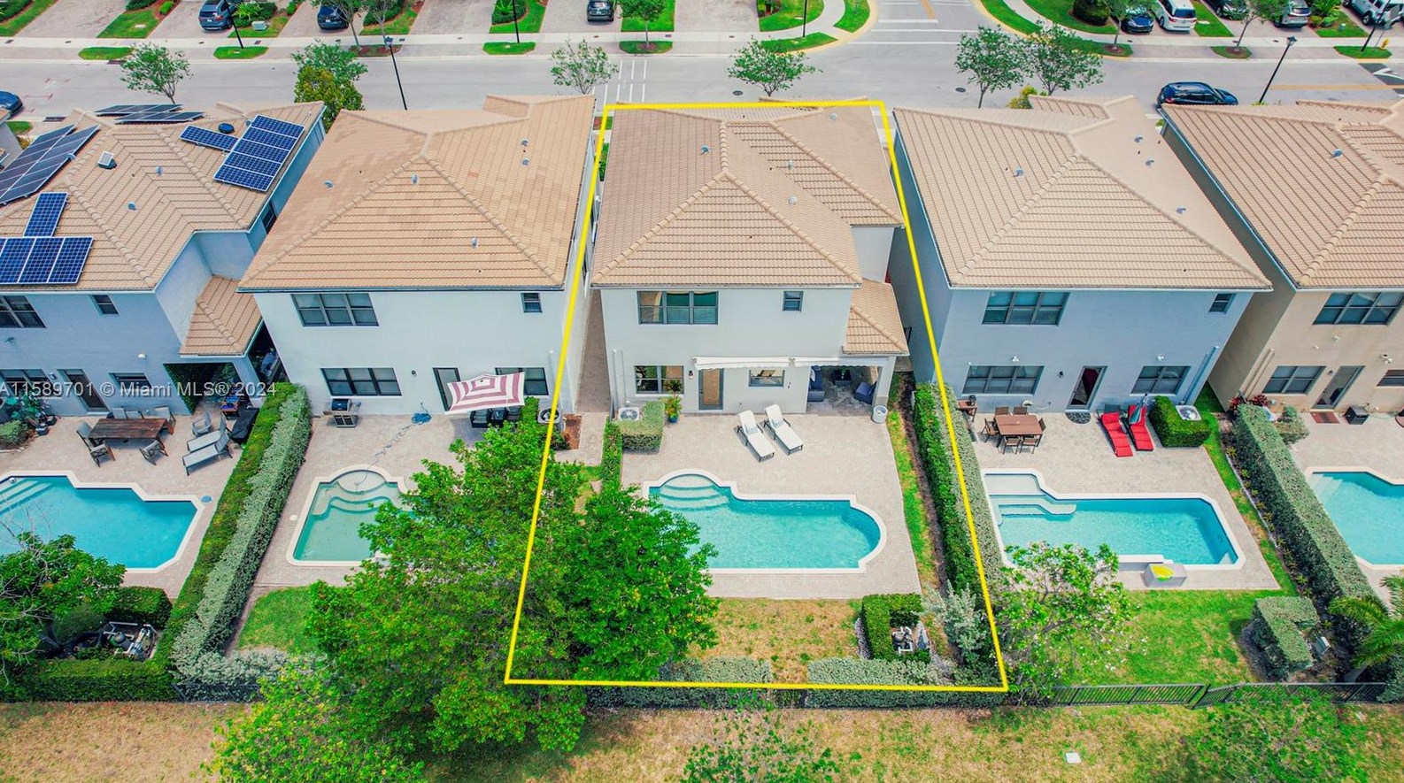 696 191st St, Miami FL  33179-3922 exterior