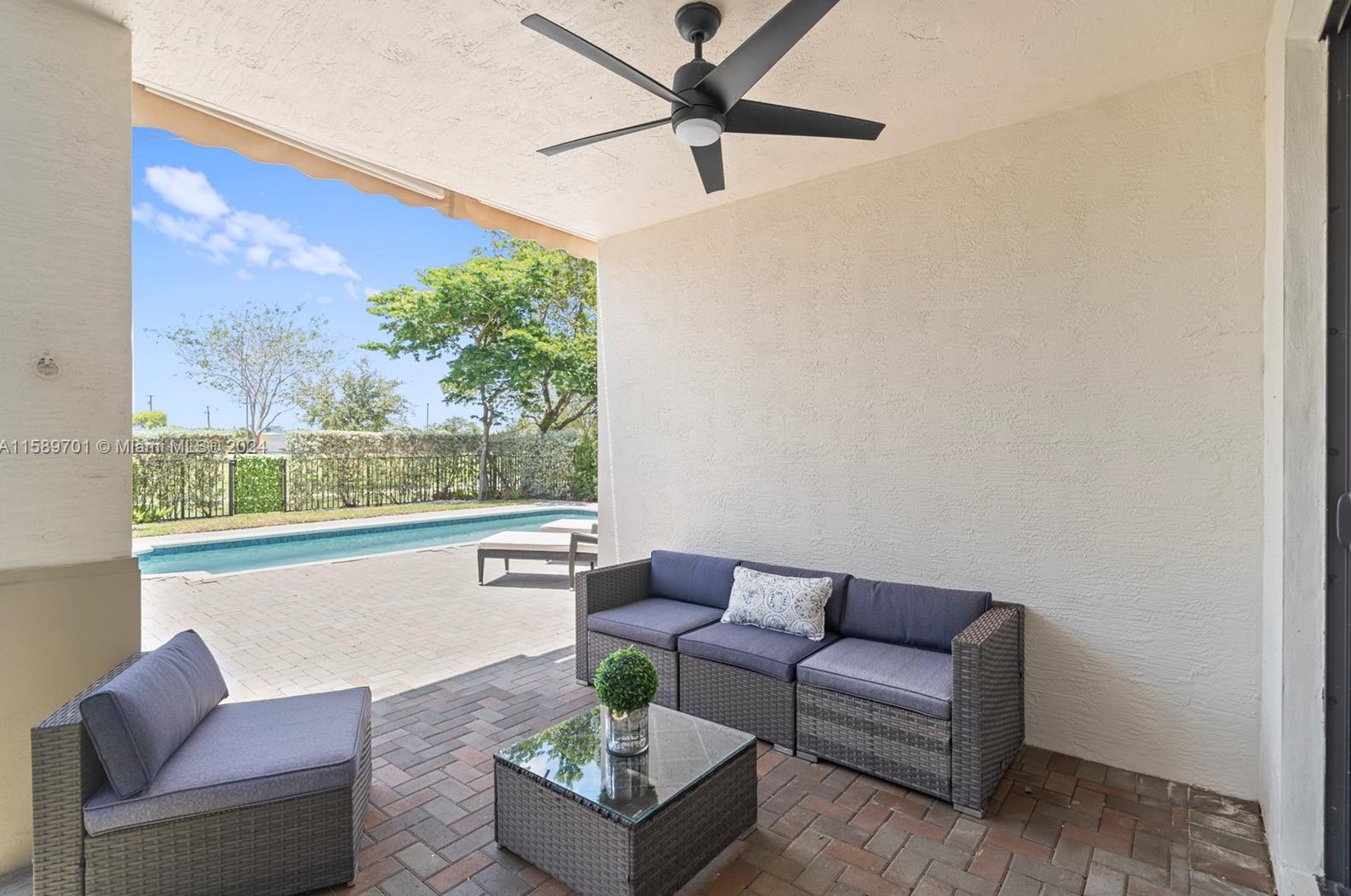 696 191st St, Miami FL  33179-3922 exterior